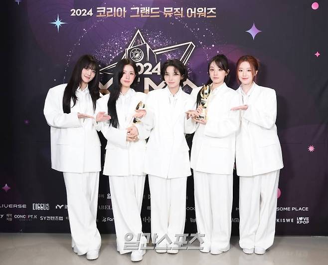[2024 KGMA] 그룹 (G)I-DLE (여자)아이들이 16일 인천 중구 운서동 인스파이어 아레나에서 열린 '2024 코리아그랜드뮤직어워즈(KGMA)' 첫째날 아티스트데이에서 베스트 아티스트, 2024 그랜드 레코드 수상 후 트로피 세리머니를 하고 있다. 일간스포츠(이데일리M)가 주최하고 KGMA 조직위원회가 주관하는 '2024 KGMA'는 올해 창간 55주년을 맞은 일간스포츠가 대한민국 대중음악계에 새로운 패러다임을 제시하기 위해 새롭게 개최하는 시상식으로 16, 17일 이틀간 펼쳐진다. 영종도(인천)=KGMA특별취재반 /2024.11.16/