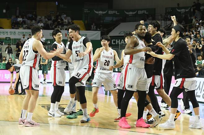 정관장 선수들이 6강행을 확정하자 기뻐하고 있다. 사진=KBL 제공