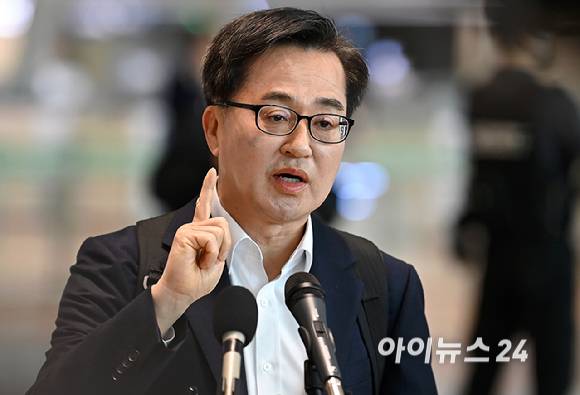 김동연 경기도지사가 9일 오전 인천공항 2터미널에서 제21대 대통령선거 출마 선언을 하고 있다.
