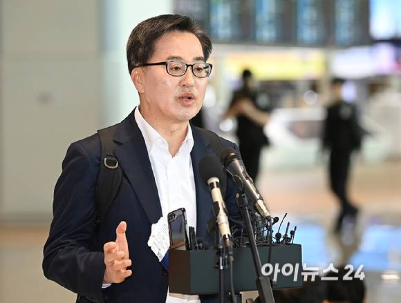 김동연 경기도지사가 9일 오전 인천공항 2터미널에서 제21대 대통령선거 출마 선언을 하고 있다.