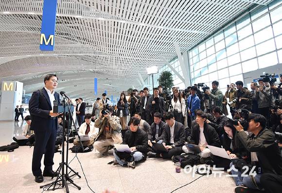 김동연 경기도지사가 9일 오전 인천공항 2터미널에서 제21대 대통령선거 출마 선언을 하고 있다.