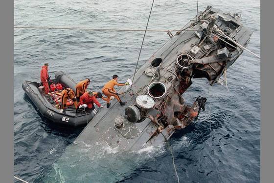 1998년 남해안에서 격침된 북한 반잠수정의 인양 장면. 여기서 발견된 책자와 수첩 등은 북한이 포섭한 간첩 수사에 중요한 단서다. [중앙포토]