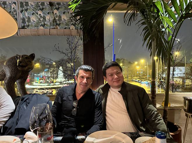 축구대표팀 통역 출신 이윤규(오른쪽) 넥슨 부장은 축구 레전드들과 인연을 이어가고 있다. 포르투갈에서 피구의 식사 초대를 받은 이 부장.[사진 이윤규]