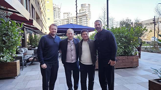 런던에서 퍼디낸드(오른쪽)를 만난 이윤규 넥슨 차장. [사진 이윤규]