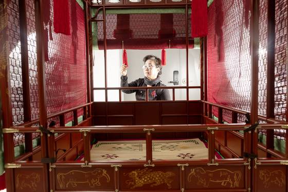 박현주 한복기술진흥원 원장(한웨이브리미티드 대표)가 2일 오후 경기도 고양시 덕양구의 한 공방에서 제작 마무리 단계의 신주가마를 살펴보고 있다. 전민규 기자