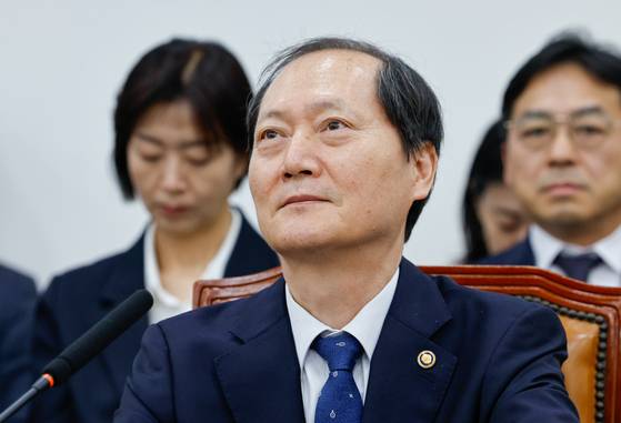 헌법재판관 후보자로 지명된 이완규 법제처장이 9일 오후 서울 여의도 국회에서 열린 법제사법위원회 전체회의에 출석해 생각에 잠겨 있다. 뉴스1