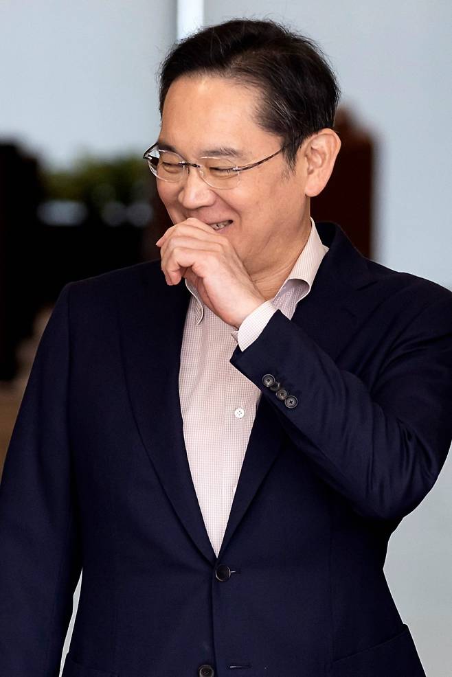 일본 출장을 마친 이재용 삼성전자 회장이 9일 강서구 서울김포비즈니스항공센터(SGBAC)를 통해 귀국하고 있다. 사진=연합뉴스