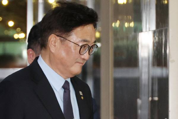 대선·개헌 ‘동시투표론’이 난관에 부딪힌 가운데 우원식 국회의장이 지난 8일 국회 의장집무실로 출근하고 있다. 연합뉴스