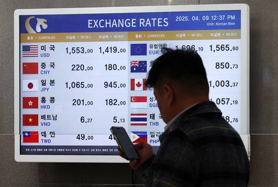 A currency exchange board at Gimpo International Airport in Gangseo District, western Seoul, displays the won-dollar rate and other foreign exchange rates on April 9. [NEWS1]