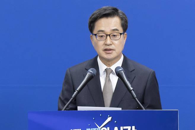 김동연 경기도지사가 4일 경기도 수원시 경기도청에서 윤석열 대통령 탄핵심판 선고 관련 입장을 발표하고 있다. 연합뉴스