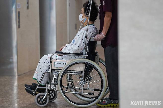 서울 시내 한 병원에서 환자가 이동하고 있다. 쿠키뉴스 자료사진