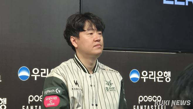 최우범 OK저축은행 브리온 감독이 9일 오후 7시 서울 종로구 롤파크 LCK 아레나에서 열린 ‘2025 LCK’ 정규시즌 1라운드 디플러스 기아와 경기에서 패한 뒤 인터뷰하고 있다. 김영건 기자