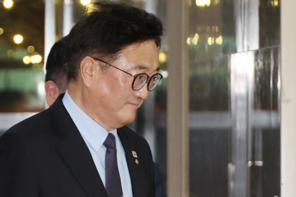 우원식 국회의장이 8일 서울 여의도 국회 의장집무실로 출근하고 있다. 연합뉴스