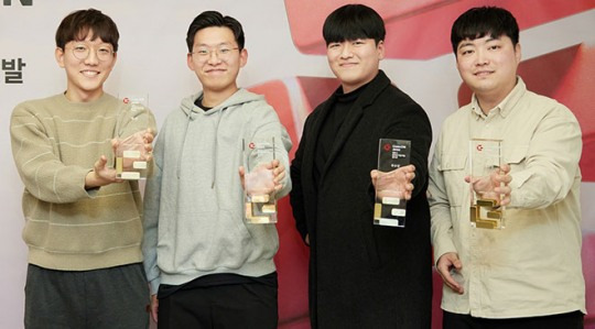 제1회 글로벌 게임개발 공모전 '컴:온' 대상 수상팀 'FFF팀'이 기념촬영을 하고 있다. 사진 제공 : 컴투스
