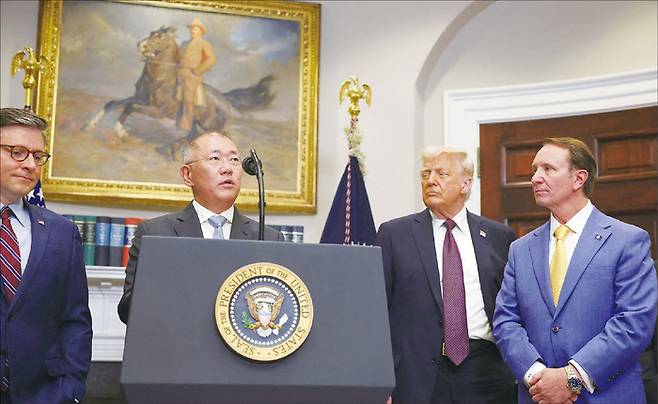 정의선 현대자동차그룹 회장이 미국 워싱턴DC 백악관 루스벨트룸에서 도널드 트럼프 미국 대통령, 마이크 존슨 미 하원의장, 제프 랜드리 루이지애나 주지사가 지켜보는 가운데 210억달러(약 31조원) 규모의 대미 투자계획을 발표하고 있다.  (로이터=연합뉴스)