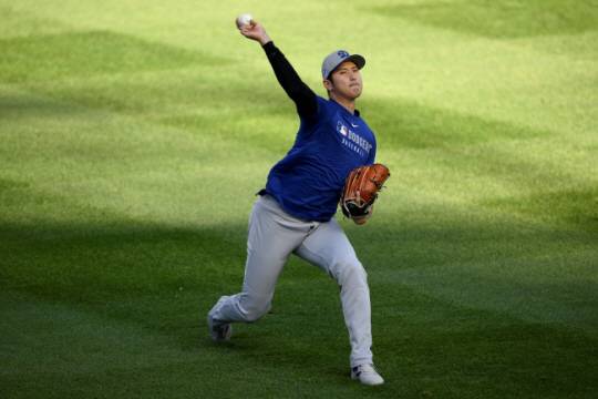 MLB LA 다저스의 오타니 쇼헤이가 9일(한국시간)미국 워싱턴DC에서 열린 워싱턴 내셔널스와 원정 경기를 앞두고 투구 훈련을 소화하고 있다. AP뉴시스