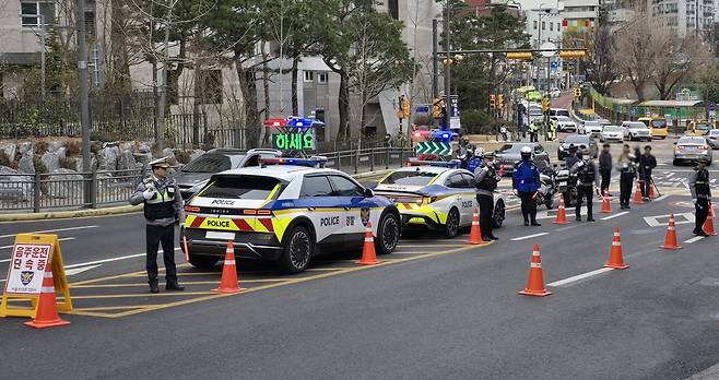 경찰이 서울의 한 어린이보호구역에서 음주운전 단속을 벌이는 모습. [서울경찰청 제공]