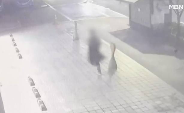 버스정류장까지 따라와 범행을 저지른 뒤 건너편 골목으로 달아나고 있는 남성 [MBN 보도화면]