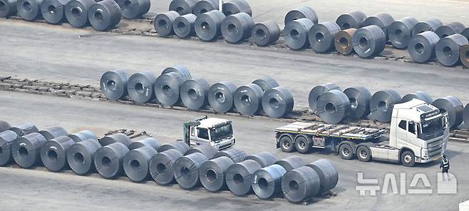 [평택=뉴시스] 김종택 기자 = 2일 경기도 평택시 포승읍 평택항 수출 야적장에 철강 제품들이 쌓여 있다. 도널드 트럼프 미국 대통령은 철강·알루미늄·자동차 등 개별 품목관세에 이어 2일 오후(현지시간·한국시간 3일 오전)  전 세계 국가들을 대상으로 '상호관세'를 발표하고 즉각 시행에 들어간다. 2025.04.02. jtk@newsis.com