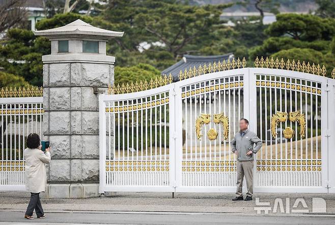 [서울=뉴시스] 정병혁 기자 = 9일 서울 종로구 청와대를 찾은 관람객들이 청와대 봉황문 앞에서 사진을 찍고 있다.윤석열 전 대통령에 대한 헌법재판소의 탄핵 선고 후 청와대를 찾는 발길이 늘어나고 있다. 광화문 등 인근에서 이어지던 탄핵 시위가 멈춘 데다, 조기 대선 후 대통령 집무실의 청와대 복귀 가능성도 나오는데 따른 변화로 읽힌다. 2025.04.09. jhope@newsis.com