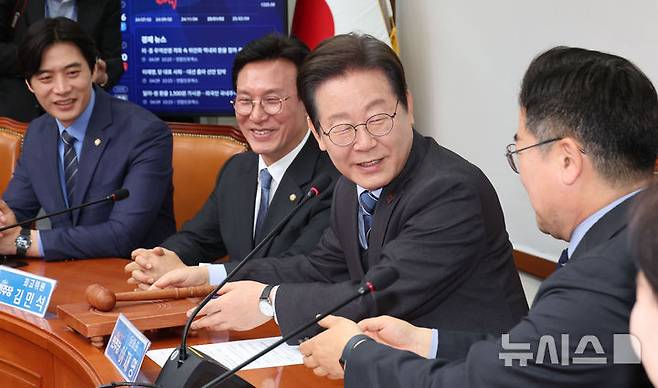 [서울=뉴시스] 권창회 기자 = 이재명 더불어민주당 대표가 9일 오전 서울 여의도 국회에서 열린 최고위원회의에서 당대표 사퇴 의사를 밝히며 의사봉을 박찬대 원내대표에게 넘기고 있다. 2025.04.09. kch0523@newsis.com