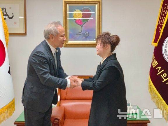 [서울=뉴시스]황규석 서울시의사회장이 서울시의사회가 영남권 지역의 대형 산불 진화 과정에서 희생된 소방헬기 조종사 유가족을 위로하고 있다. (사진= 황규석 회장 페이스북 캡처) 2025.04.09. photo@newsis.com.