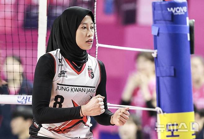 [인천=뉴시스] 정병혁 기자 = 8일 인천 부평구 삼산월드체육관에서 열린 2024-2025 V-리그 여자부 챔피언결정전(5전 3선승제) 5차전 흥국생명 핑크스파이더스와 정관장 레드스파크스의 경기, 정관장 메가가 득점에 성공한 뒤 주먹을 쥐고 있다. 2025.04.08. jhope@newsis.com