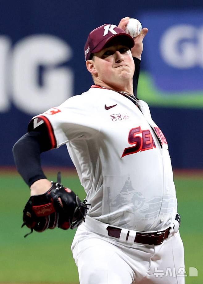 [서울=뉴시스] 추상철 기자 = 9일 오후 서울 구로구 고척스카이돔에서 열린 '2025 KBO리그' LG트윈스와 키움히어로즈의 경기, 키움 선발투수 로젠버그가 역투하고 있다. 2025.04.09. scchoo@newsis.com