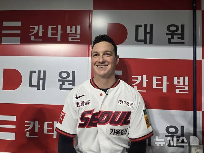 [서울=뉴시스] 김희준 기자 = 키움 히어로즈의 케니 로젠버그가 9일 고척스카이돔에서 열린 LG 트윈스와의 경기에서 8이닝 무실점으로 호투한 뒤 더그아웃에서 포즈를 취하고 있다. 2025.04.09jinxijun@newsis.com
