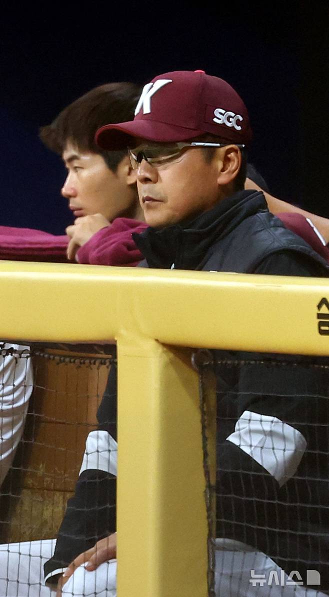 [서울=뉴시스] 박주성 기자 = 30일 오후 서울 구로구 고척스카이돔에서 열린 프로야구 2025 KBO리그 SSG 랜더스 대 키움 히어로즈의 경기에서 키움 홍원기 감독이 경기를 지켜보고 있다. 2025.03.30. park7691@newsis.com