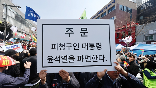 지난 4일, 헌법재판소는 대통령 윤석열에 대한 파면을 선고했다. 대통령기록물법에서는 대통령의 탄핵 사태를 고려한 규정이 없다. 이로 인해 대통령기록물 이관 작업에 차질이 생길 전망이다.