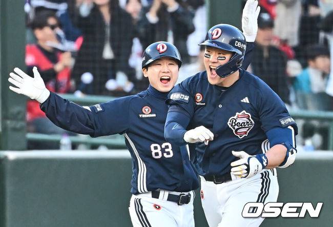 [OSEN=부산, 이석우 기자] 6일 부산 사직야구장에서 2025 신한 SOL 뱅크 KBO 리그 롯데 자이언츠와 두산 베어스의 경기가 열렸다. 홈팀 롯데는 데이비슨이, 방문팀 두산은 김유성이 선발로 출전했다.두산 베어스 양석환이 8회초 2사 1루 좌월 역전 2점 홈런을 치고 환호하고 있다. 2025.04.06 / foto0307@osen.co.kr