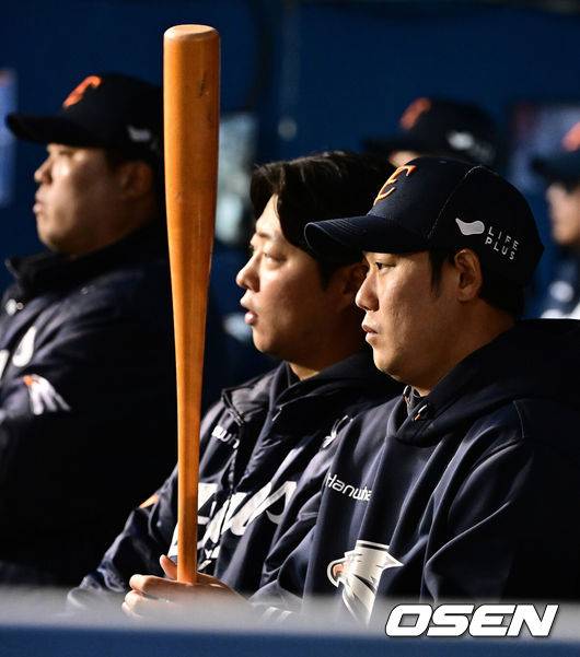 [OSEN=지형준 기자]&nbsp;연장 11회말 한화 하주석이 더그아웃에서 경기를 지켜보고 있다. 2025.04.08 / jpnews@osen.co.kr
