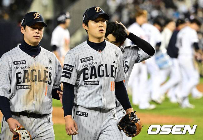 [OSEN=지형준 기자] 두산에 끝내기 패배를 당한 한화 노시환, 이상규가 패배를 아쉬워하고 있다. 2025.04.08 / jpnews@osen.co.kr