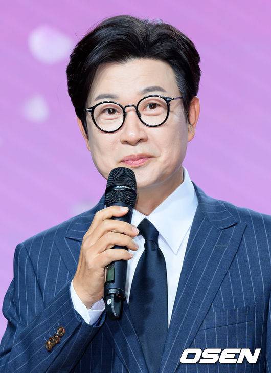 [OSEN=이대선 기자] 9일 오후 서울 일지아트홀에서 트로트 가수 김태연 첫 번째 정규앨범 '설레임' 발매기념 쇼케이스가 열렸다.김태연의 첫 번째 정규앨범 ‘설레임’은 깊어진 감성과 더욱 단단해진 보컬로 돌아온 김태연의 진심이 담긴 작품이다. 아나운서 김성주가 진행을 하고 있다. 2025.04.09 /sunday@osen.co.kr