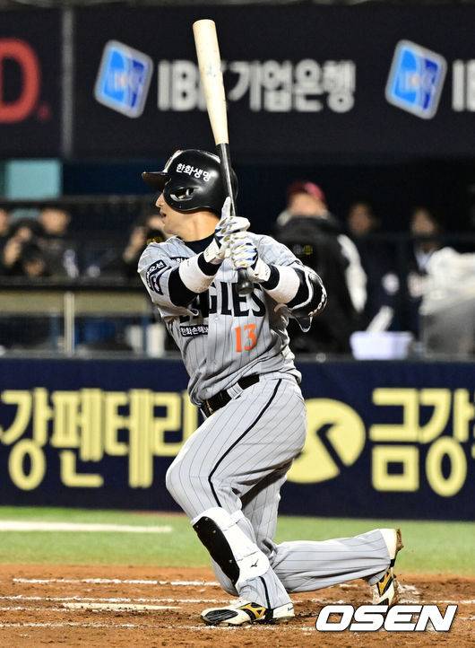 [OSEN=지형준 기자] 9일 오후 서울 잠실야구장에서 2025 신한 SOL Bank KBO리그 두산 베어스와 한화 이글스의 경기가 열렸다.이날 두산은 콜 어빈, 한화는 폰세를 선발로 내세웠다.6회초 1사 2,3루에서 한화 최재훈이 1타점 희생플라이를 날리고 있다. 2025.04.09 /