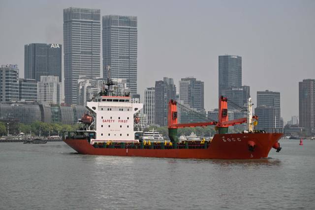 ▲8일(현지시간) 중국 상하이 황푸강을 화물선이 항해하고 있다. ⓒAFP=연합뉴스
