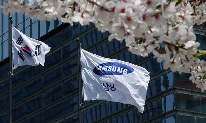 8일 서울 서초구 삼성전자 서초사옥에 삼성 깃발이 바람에 펄럭이고 있다. 뉴스1