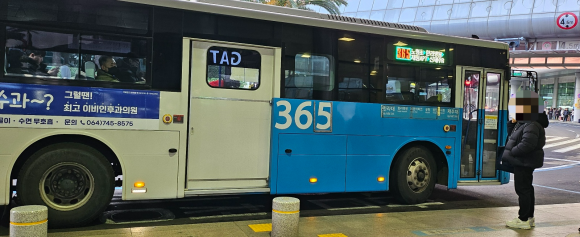 제주도가 오는 8월부터 청소년들을 대상으로 대중교통 무료화를 추진하고 있다. 제주 강동삼 기자