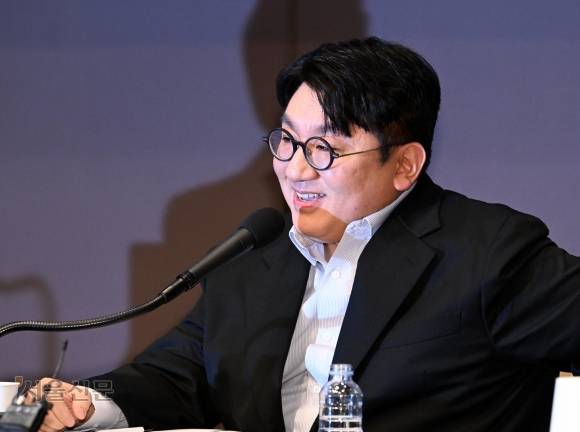 언론-기관단체-관훈클럽-방시혁 하이브 의장 초정 관훈포럼 - 방시혁 하이브 의장이 15일 오전 서울 중구 한국프레스센터에서 열린 관훈클럽 초청 포럼에서 기조연설을 하고 있다 2023.3.15. 도준석 기자