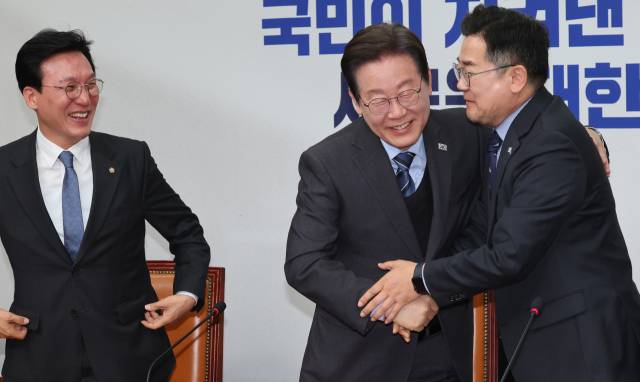 이재명 더불어민주당 대표가 9일 서울 여의도 국회에서 열린 최고위원회의에서 박찬대 원내대표와 포옹하고 있다. 왼쪽은 김민석 최고위원. 연합뉴스