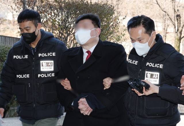 영화 마블 캐릭터 '캡틴 아메리카' 복장을 하고 중국대사관과 경찰서 난입을 시도한 윤석열 대통령 지지자 안모씨가 지난 2월 22일 오후 서초구 서울중앙지방법원에서 열린 구속 전 구속 전 피의자 심문(영장실질심사)에 출석하고 있다. 뉴스1