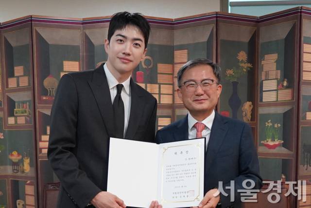 국립중앙박물관 홍보대사로 위촉된 배우 강훈(왼쪽)이 9일 김재홍 관장과 기념 촬영을 하고 있다. 사진 제공=국립중앙박물관