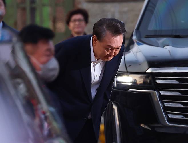 3월8일 경기도 의왕시 서울구치소 앞에서 석방된 윤석열이 지지자들에게 고개 숙여 인사하고 있다.ⓒ연합뉴스