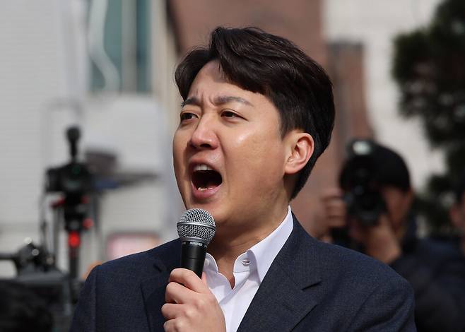 이준석 개혁신당 의원이 지난 2월2일 서울 마포구 홍대 레드로드 버스킹거리에서 정치 현안 관련 기자회견을 하고 있다. ⓒ연합뉴스