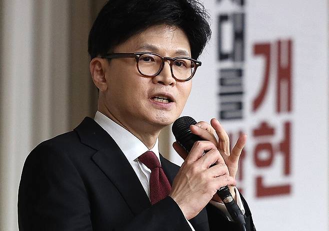 국민의힘 한동훈 전 대표가 3월18일 대구 북구 경북대학교 경하홀에서 '개헌, 시대를 바꾸자'를 주제로 한 청년 토크쇼를 진행하고 있다. ­ⓒ연합뉴스