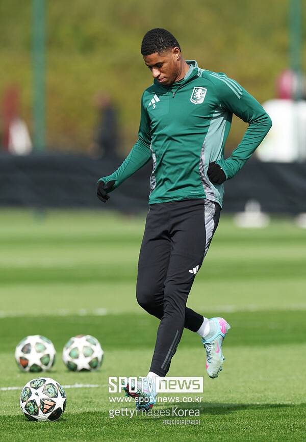 ▲ 애스턴 빌라 임대 생활을 즐기고 있는 맨체스터 유나이티드 성골 마커스 래시포드의 선택에 따라 파리 생제르맹 이강인의 운명도 달라질 수 있다.