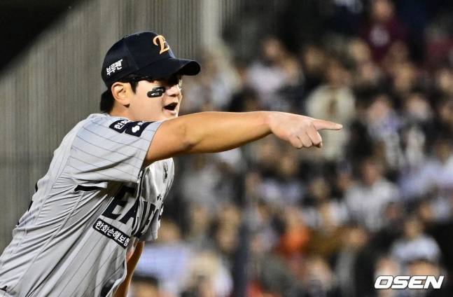 한화 김서현이 8일 잠실 두산전  9회초에 올라와 역투하고 있다.