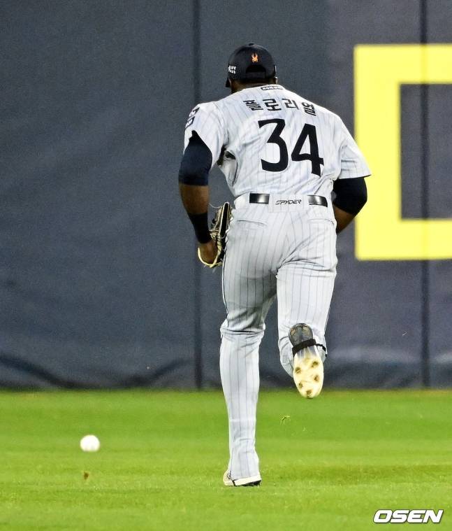 한화 플로리얼이 8일 잠실 두산전 4회말 2사 2루에서 두산 박계범의 안타 때 포구 실책을 범하고 있다.