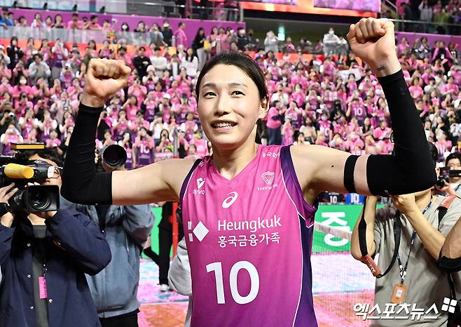 흥국생명 김연경이 8일 인천 삼산월드체육관에서 열린 V리그 여자부 챔피언결정전 5차전 정관장과의 경기에서 승리 후 우승한 뒤 세리머니하고 있다. 엑스포츠뉴스 인천, 김한준 기자